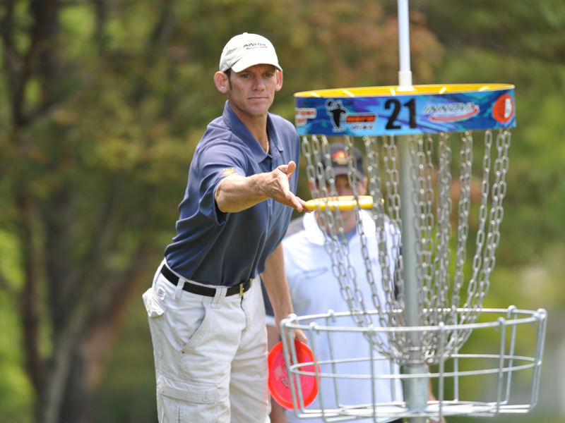 Ken Climo putting; the PDGA identifies this photograph as Japan Open, 2006