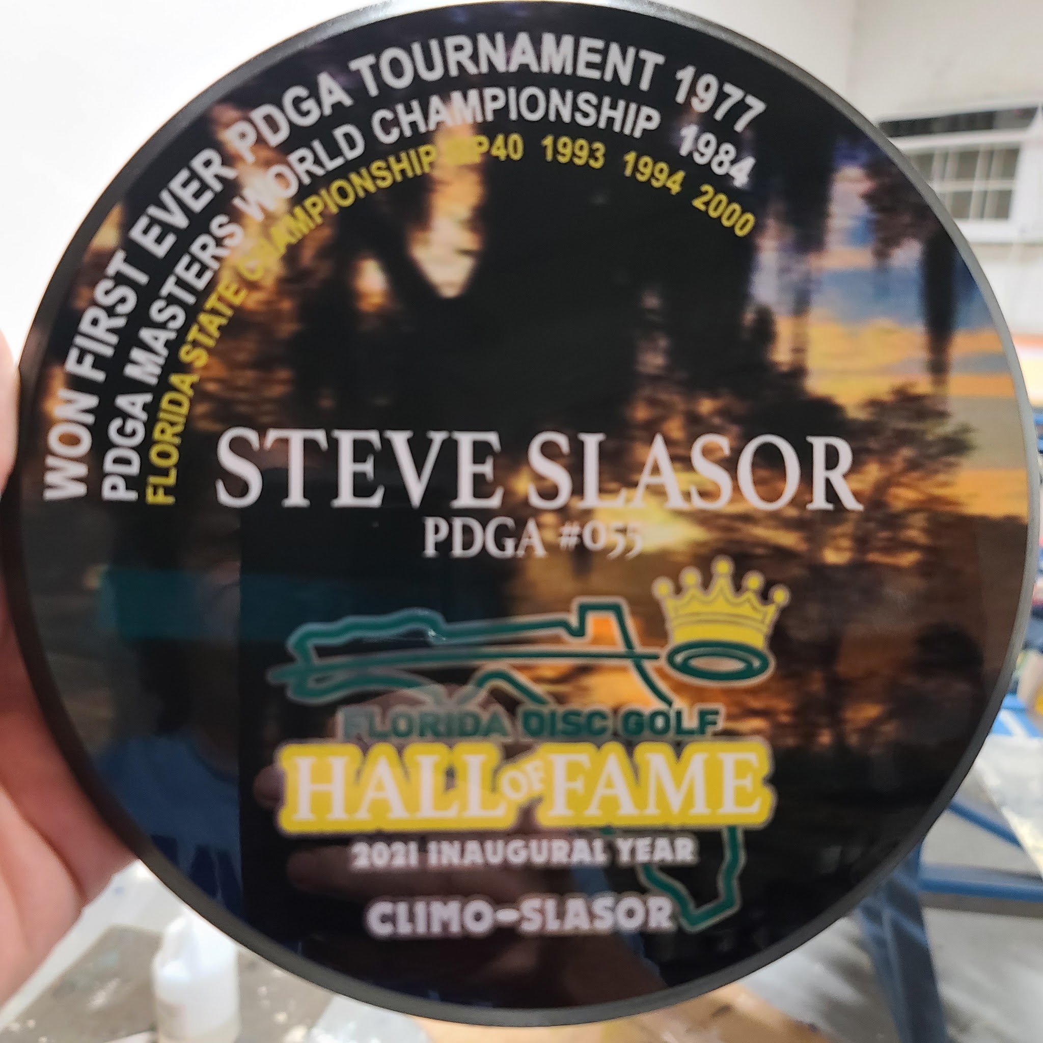 Finished commemorative disc featuring Steve Slasor’s inaugural Florida Hall artwork